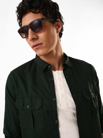 Men's Green Solid Textured Spread Collar Regular Fit Casual Shirt