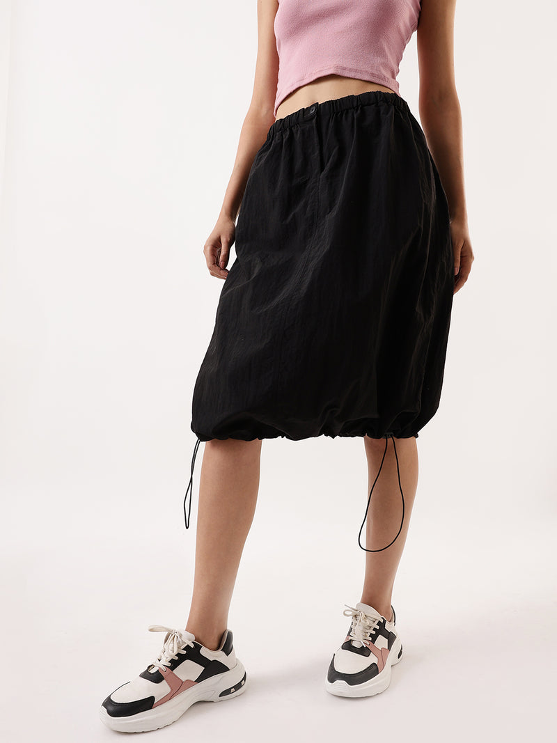 DL Woman Black Solid Knee Length Parachute Skirt