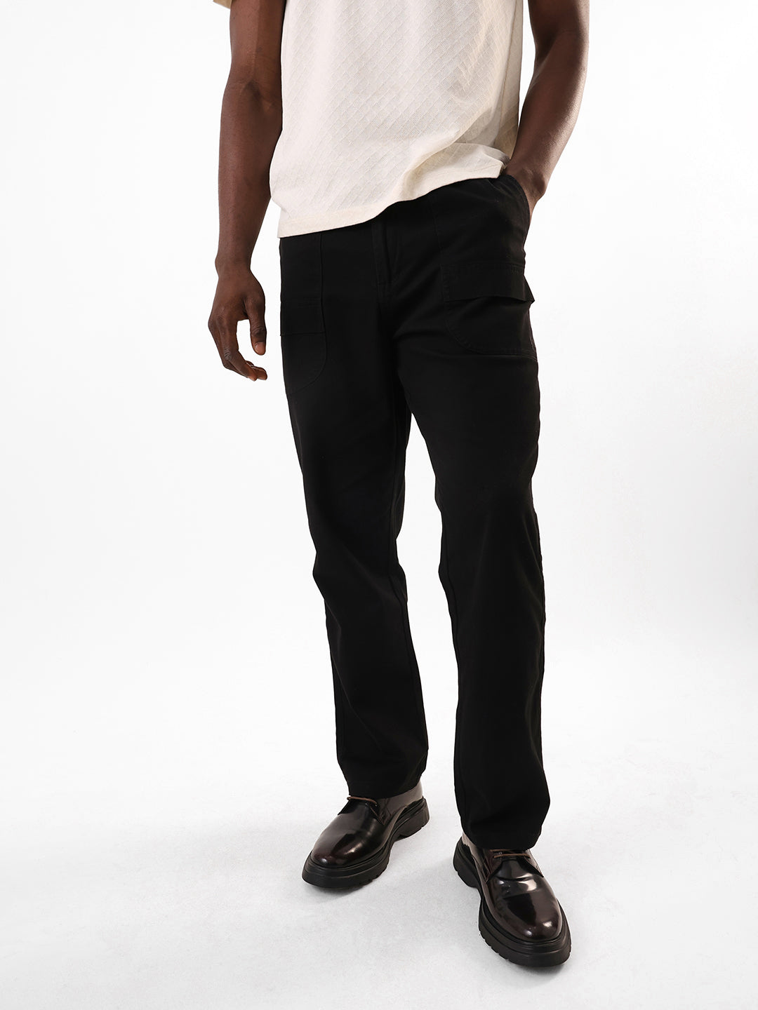 Men's Balck Solid Cotton Relaxed Fit Mid-Rise Cargo Trousers