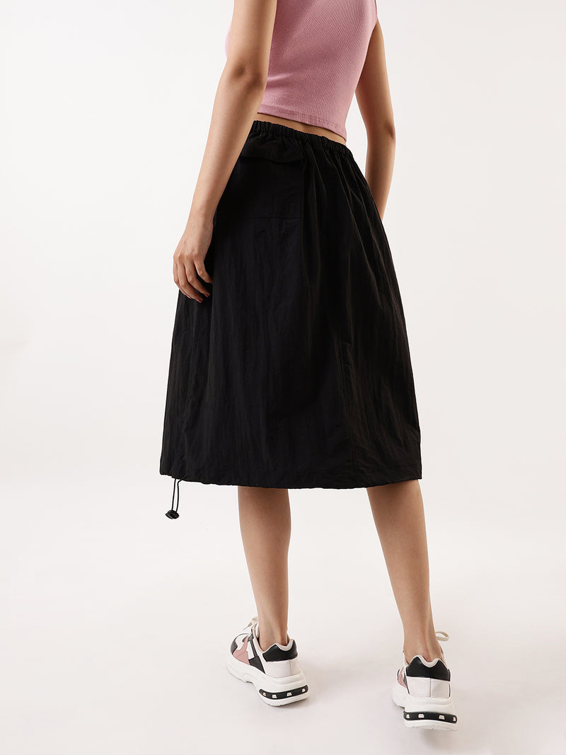DL Woman Black Solid Knee Length Parachute Skirt