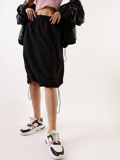 DL Woman Black Solid Knee Length Parachute Skirt