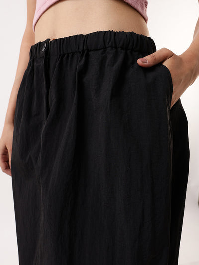 DL Woman Black Solid Knee Length Parachute Skirt