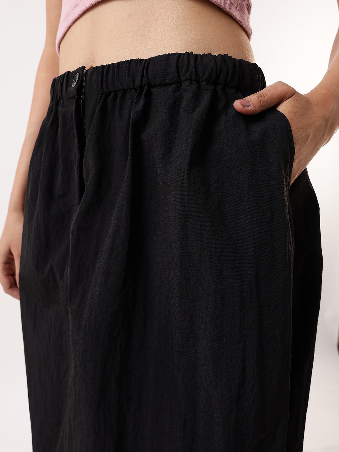 DL Woman Black Solid Knee Length Parachute Skirt