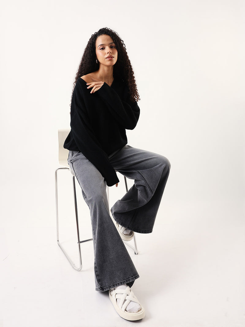 DL Woman Black Solid V- Neck Sweater