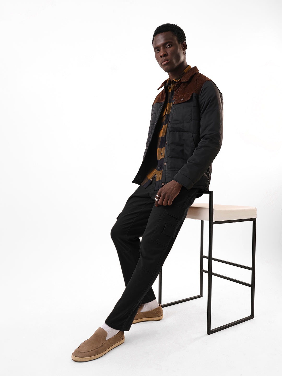 Men's Black Solid Cotton Relaxed Fit Mid-Rise Cargo Trousers
