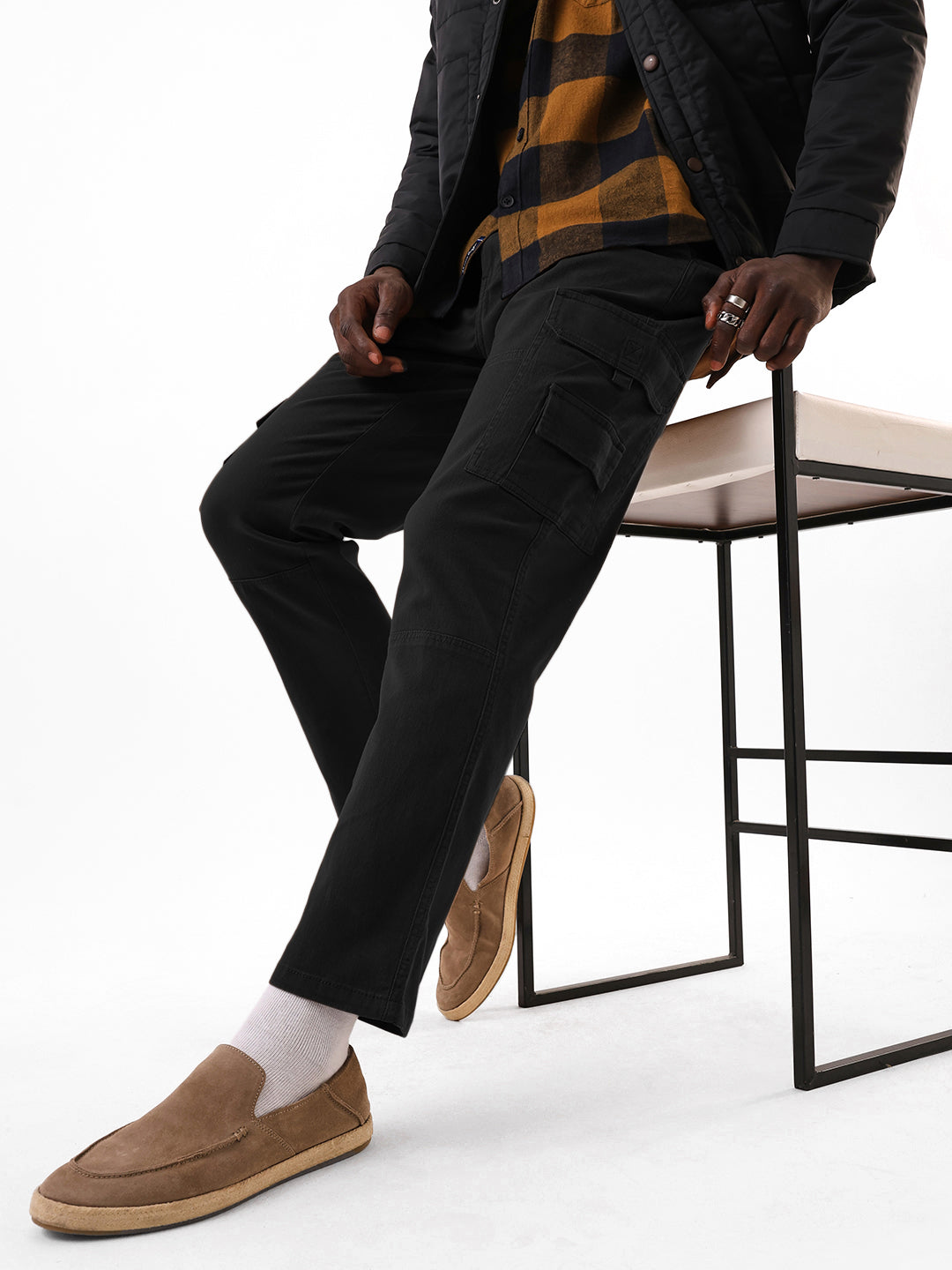 Men's Black Solid Cotton Relaxed Fit Mid-Rise Cargo Trousers