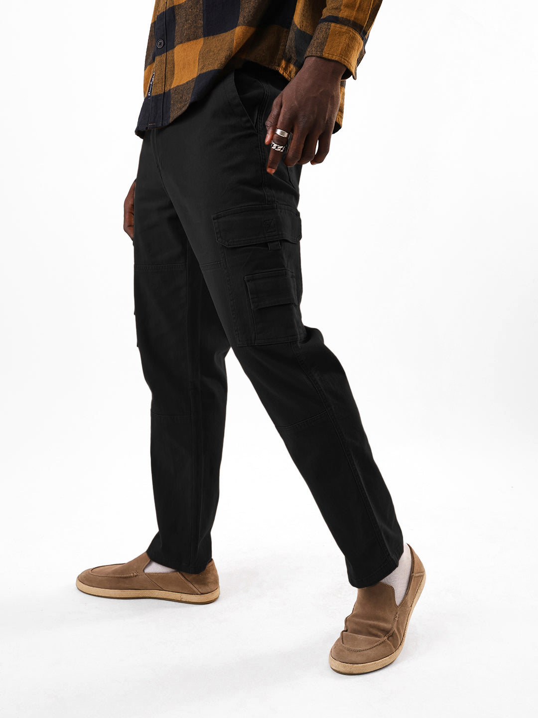 Men's Black Solid Cotton Relaxed Fit Mid-Rise Cargo Trousers