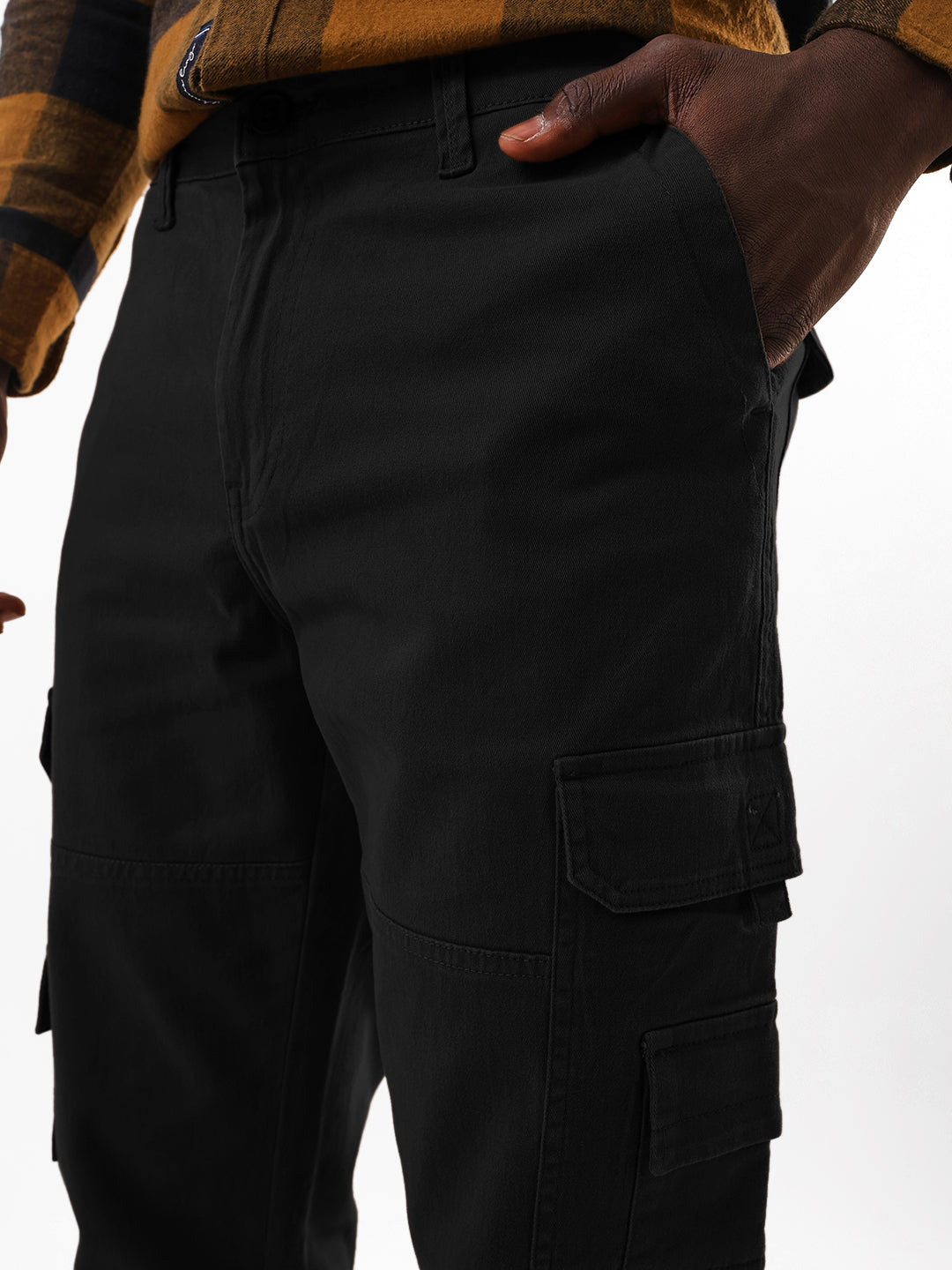 Men's Black Solid Cotton Relaxed Fit Mid-Rise Cargo Trousers