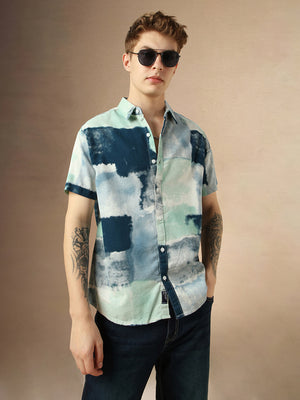 Men's Green Abstract Print Spread Collar Short Sleeves Relaxed Fit Casual Shirt