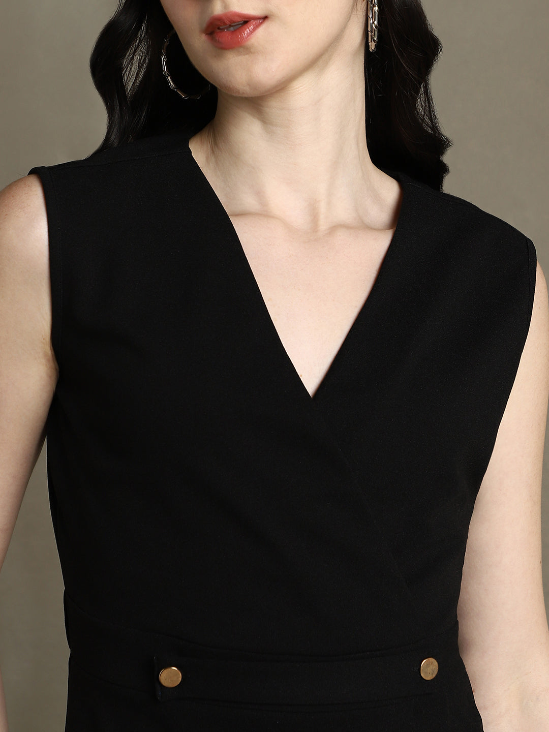 Black Solid V-Neck Sleeveless Dress