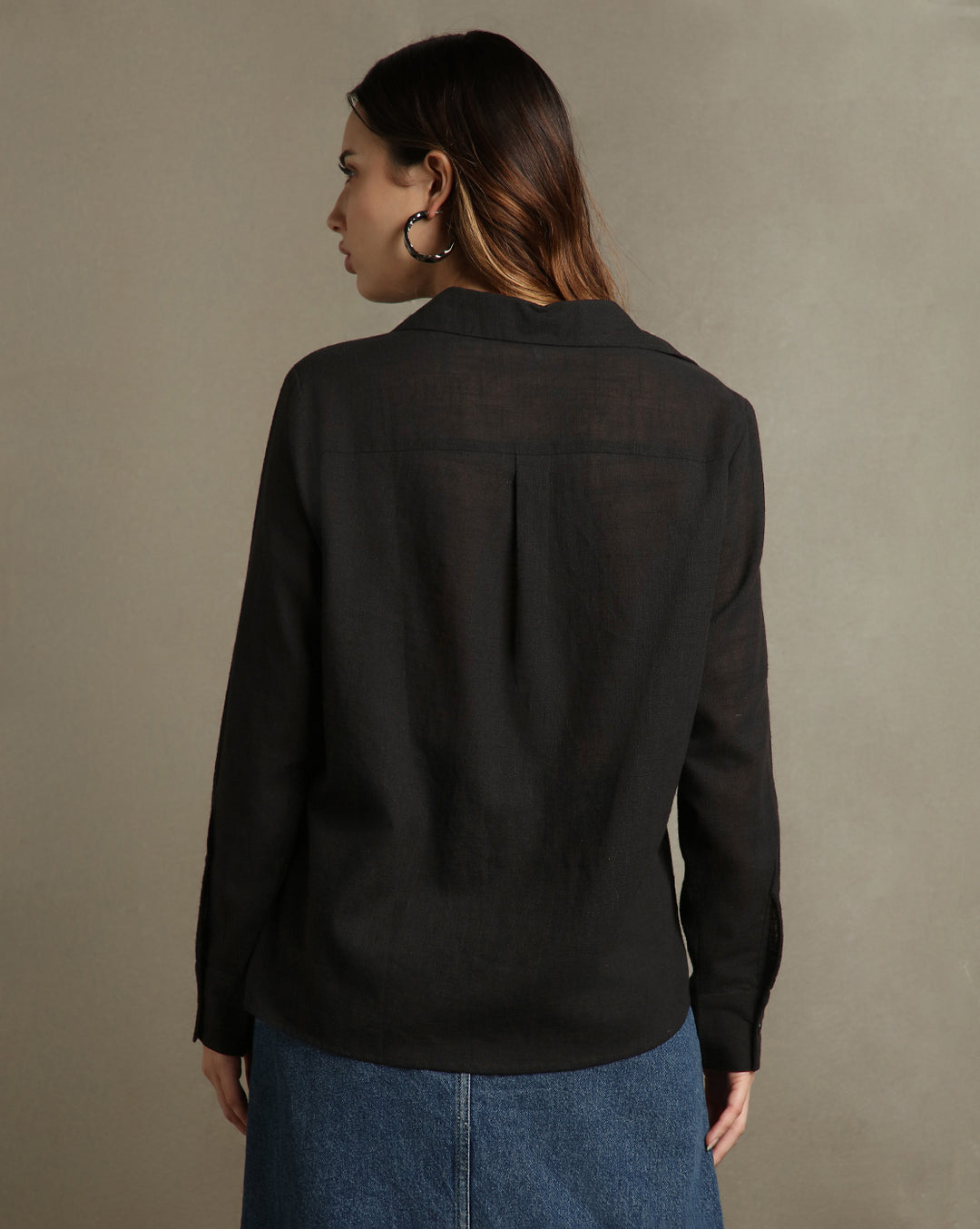 DL Woman Black Solid Textured Spread Collar Full Sleeves Oversized Shirt