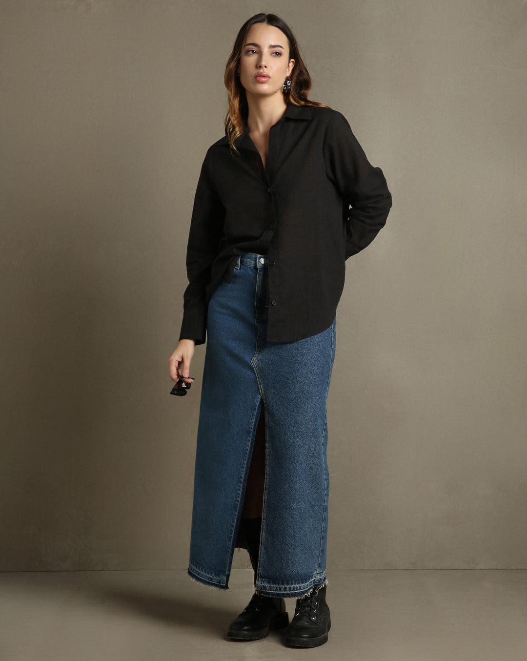 DL Woman Black Solid Textured Spread Collar Full Sleeves Oversized Shirt