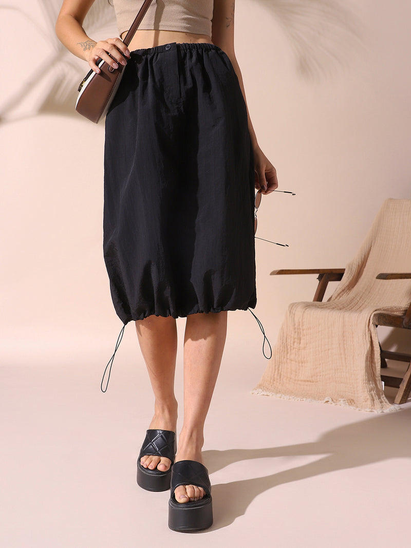 DL Woman Black Solid Knee Length Parachute Skirt