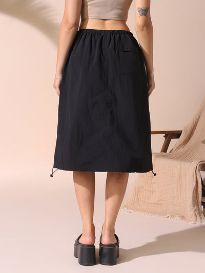 DL Woman Black Solid Knee Length Parachute Skirt