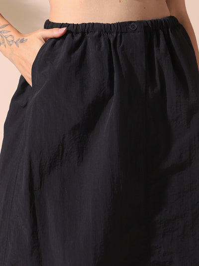 DL Woman Black Solid Knee Length Parachute Skirt