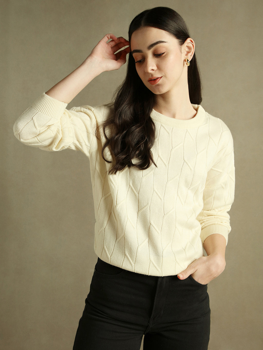 Round Neck Solid White Full Sleeves Pullover Sweater