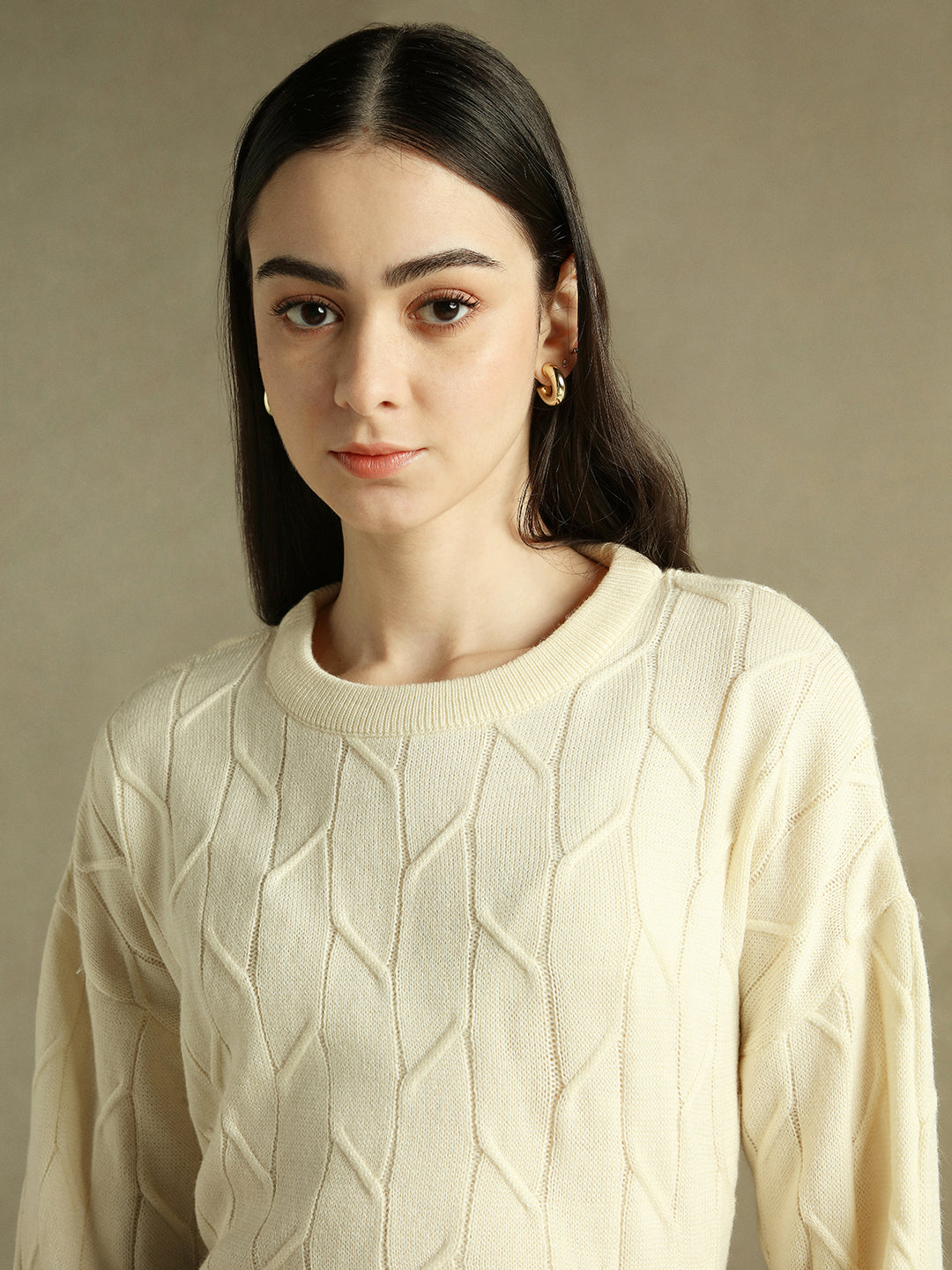 Round Neck Solid White Full Sleeves Pullover Sweater