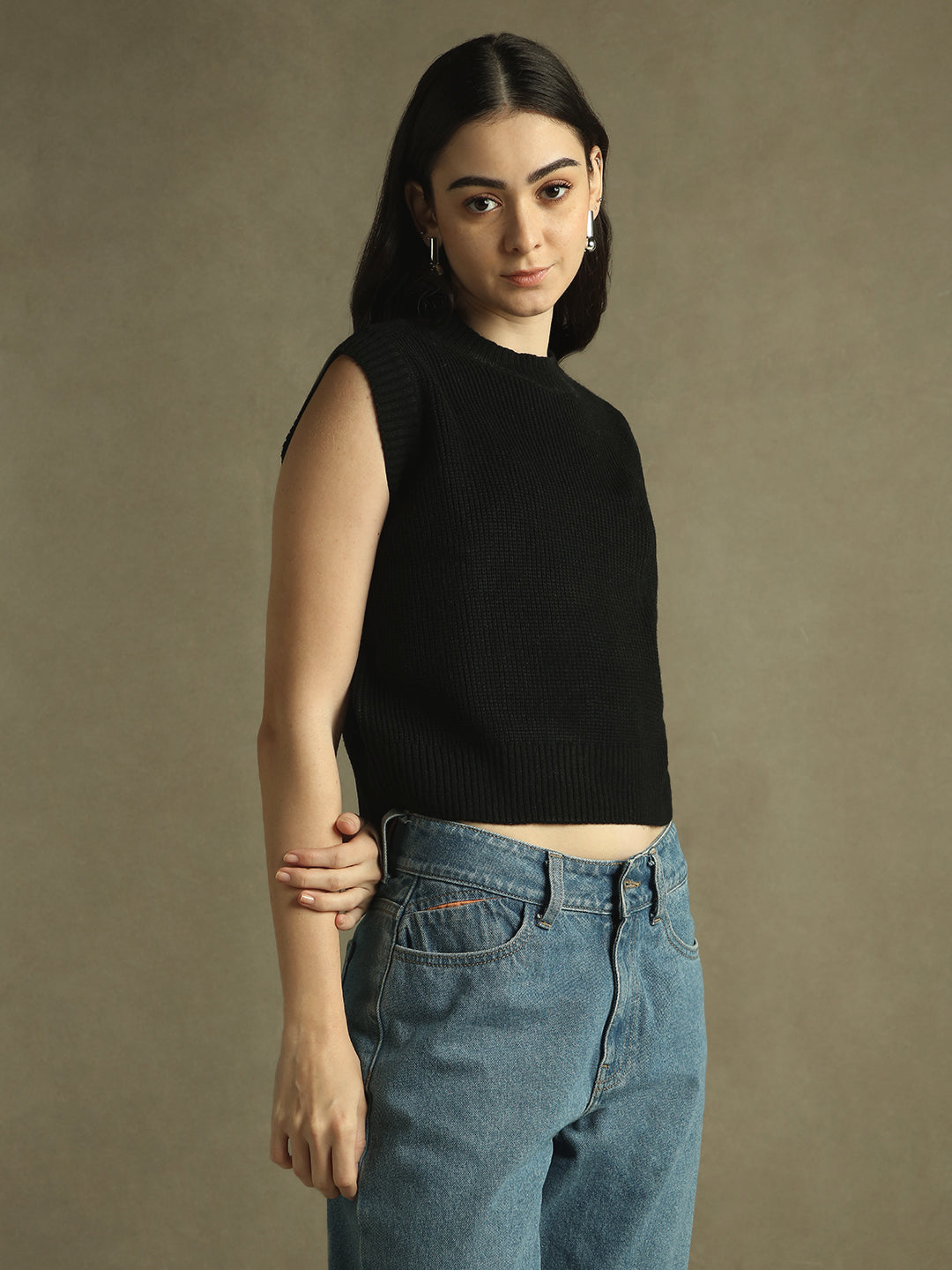 Black Solid Round Neck Sweater Vest
