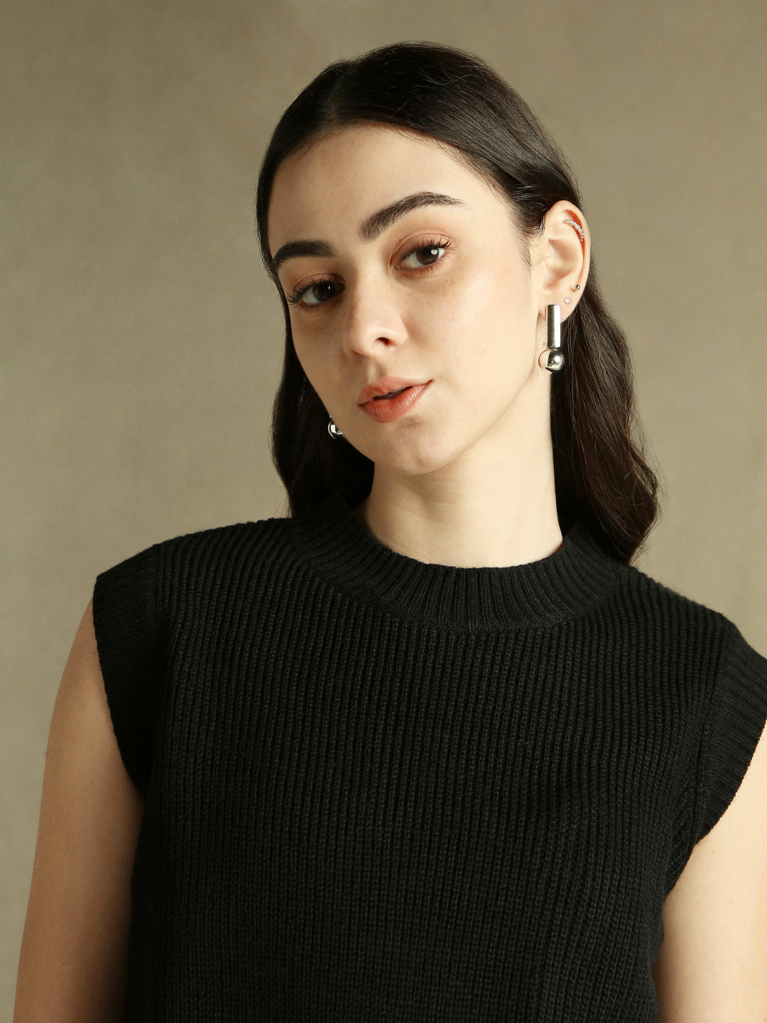 Black Solid Round Neck Sweater Vest