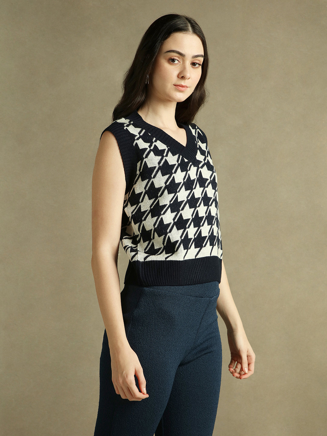 DL Woman V- Neck Houndstooth Sweater Vest